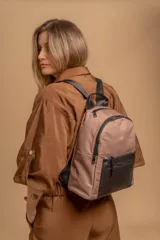 Mochila urbana de diseño combinado, confeccionada en tela resistente con bolsillo frontal y detalles en cuero sintético. Cuenta con compartimento principal con cierre y correas ajustables.