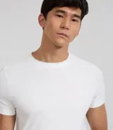 Remera masculina blanca, modelo muscle con cuello redondo y manga corta. Sin estampado, confeccionada en algodón certificado BCI.