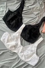 Kit de dos soutiens con aro modelo Victoria, con breteles anchos y elásticos regulables, confeccionados con tela que contiene fibra LYCRA® y puntilla elastizada.