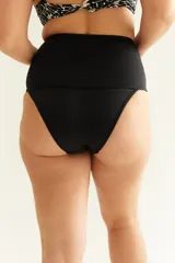 Bombacha de bikini de tiro alto color azul, con faja reductora en la zona abdominal.