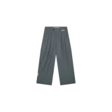 Pantalón de sastre gris oscuro, de tiro medio y corte ancho, con pinzas delanteras y trabillas para cinturón.
