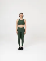 Top deportivo color verde oscuro, tipo crop top, con cuello redondo y tirantes anchos.