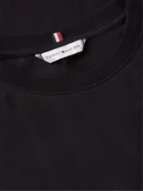 Remera de corte regular color negro, con cuello redondo, manga corta y el logo de la marca bordado en el pecho. Diseñada por Tommy Hilfiger.