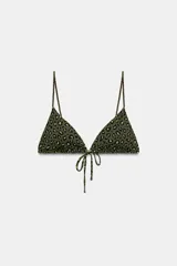 Top de bikini triangular con estampado animal en tonos verde y negro, tirantes finos y cierre con lazada en la espalda.