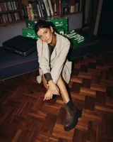 Botas Chelsea de cuero marrón con elásticos laterales negros y suela track negra.