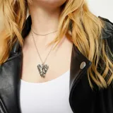 Collar largo plateado con dije de alas de ángel.