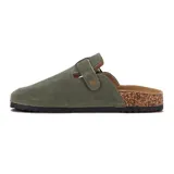 Zueco de cuero gamuzado color verde militar, con tira ajustable y hebilla metálica lateral. Cuenta con suela de corcho y base de goma antideslizante.
