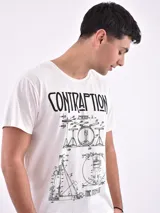 Remera blanca de manga corta con cuello redondo y un estampado frontal que simula un diagrama técnico de una batería, con el texto "CONTRAPTION" en la parte superior y "THE DRUM KIT" en la inferior.