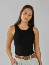 Musculosa negra de viscosa y elastano, corte ajustado y cuello redondo.