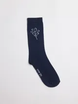 Medias de caña media en color azul marino, con textura acanalada y un pequeño diseño bordado de una flor en color blanco.