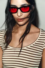 Camiseta de corte ajustado con escote redondo y manga corta, confeccionada en tejido de punto con lana. Presenta un diseño de rayas horizontales en tonos beige y marrón.