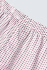 Bóxer tipo short de popelín con estampado de rayas verticales finas en blanco y rosado/rojo. Posee cintura elástica y una pequeña inscripción bordada en rojo en la parte inferior de una de las piernas.