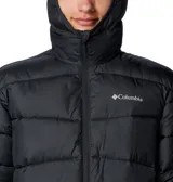 Campera puffer negra con capucha, cierre frontal completo y logo de la marca bordado en el pecho. Cuenta con tecnología de reflectividad térmica y aislamiento sintético para mayor calidez.
