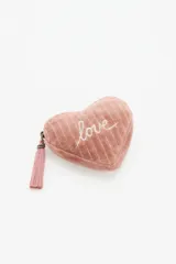 Monedero en forma de corazón confeccionado en terciopelo color verde esmeralda, con costuras verticales acolchadas y la palabra 'love' bordada en hilo dorado. Incluye un cierre con tirador de borla a tono.