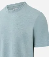 Remera color rosa claro, de corte recto y manga corta.