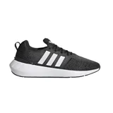 Championes Adidas Swift Run negros con las tres tiras blancas a los costados y suela blanca.