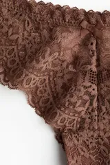 Pack de dos bombachas brasileñas de tiro bajo, confeccionadas en encaje floral, con cintura en V y refuerzo interior.