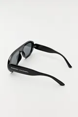 Lentes de sol negros con forma ovalada y lentes grises.