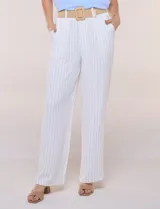 Pantalón wide leg blanco con finas rayas verticales oscuras, tiro alto, bolsillos laterales y pinzas frontales. Incluye un cinturón trenzado de rafia con hebilla rectangular.