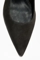 Zapatos destalonados de gamuza color gris oscuro, con punta fina, tira elástica en el talón y taco kitten fino.