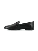 Mocasín de cuero color negro, de estilo sastrero, con costuras visibles alrededor de la puntera y detalle de hebilla forrada en el empeine.