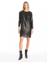 Vestido corto de lentejuelas color negro, con silueta recta y relajada, cuello redondo y mangas largas con sisa caída. La prenda cuenta con un forro interior completo.