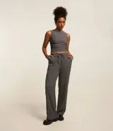 Pantalón recto gris con textura, cintura elástica con cordón ajustable y bolsillos laterales.