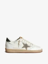 Zapatillas Golden Goose modelo Ball Star, de cuero color blanco hueso con detalles en verde oscuro y estrella gris.