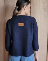 Sweater de punto color verde claro con textura tipo waffle, cuello redondo y mangas 3/4.