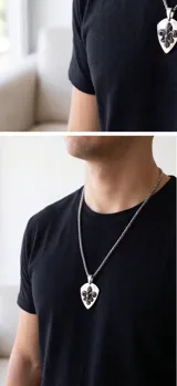 Collar de acero con cadena de eslabones trenzados y dije en forma de púa con diseño de flor de lis en relieve.