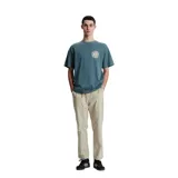 Remera azul de manga corta con estampa circular en el pecho con el logo de la marca Critical Slide.