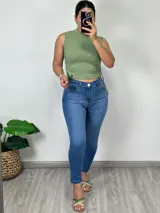 Pantalón de jean chupín color azul medio, tiro alto y largo tobillero.