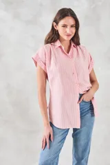 Blusa de viscosa con estampado de rayas verticales en color blanco y rosado, cuello camisero, cierre frontal con botones y mangas cortas con dobladillo.