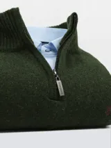 Sweater azul marino de lambswool con medio cierre frontal y cuello alto.