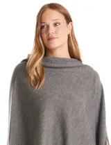 Poncho tejido de punto con diseño asimétrico y aberturas laterales para los brazos.