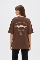 Remera negra de manga corta, cuello redondo y diseño holgado, con estampado frontal en color blanco con la inscripción "Race Vibes".
