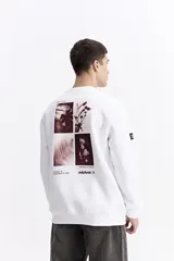 Buzo de algodón color celeste, con cuello redondo, puños y bolsillos laterales. Presenta estampados con texto en el pecho y un parche en la manga.