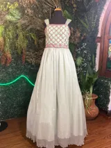 Vestido largo de fiesta color verde agua, con corset de tul bordado con flores rosas y falda de gasa plisada.