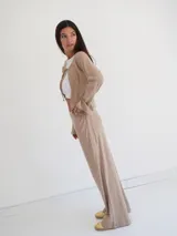 Pantalón de tiro medio con silueta recta y leve amplitud, confeccionado en tejido suave de caída fluida y cintura limpia sin cierre visible.