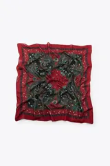 Pañuelo cuadrado de diseño versátil, confeccionado en una mezcla de viscosa y seda. Presenta un estampado estilo paisley en tonos rojos, negros y detalles en verde y blanco.