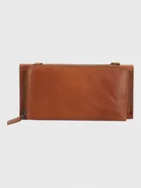 Billetera tipo cartera cruzada de cuero natural color caramelo, con solapa imantada y logo grabado. Cuenta con múltiples compartimentos para billetes, ranuras para tarjetas, bolsillos internos con cierre y correa ajustable y extraíble.