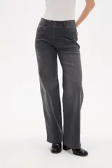 Pantalon de jean de corte recto y tiro alto, en color gris oscuro con efecto lavado.
