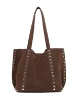 Bolso tote negro de gamuza con tachas plateadas en los laterales y doble asa de hombro.