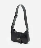 Cartera baguette pequeña de PU negro con acabado brillante, asa corta fija, cierre superior con cremallera y detalles metálicos. Incluye una cadena metálica decorativa en el frente.