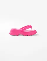 Sandalias negras con plataforma y suela track.