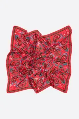 Pañuelo cuadrado de poliéster reciclado en color rojo, con diseño de estampado paisley y detalles en verde, azul y blanco.