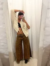 Jean de corte oxford con tiro medio-alto, confeccionado en algodón. Presenta un diseño de paneles con cortes verticales en dos tonos de azul y costuras marcadas en las piernas, ofreciendo una silueta amplia y fluida.