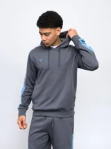 Buzo canguro gris con capucha, mangas ranglán celestes y detalles en blanco. Logo de Umbro bordado en el pecho.