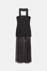 Vestido midi de escote recto con hombros descubiertos y detalle de fular integrado al tono. Presenta un cuerpo estructurado y una falda inferior semitransparente con diseño plisado. Cierre lateral con cremallera oculta.