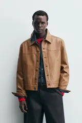 Sobrecamisa de hombre regular fit de manga larga con efecto piel en color marrón. Cuenta con cuello solapa, bolsillos de vivo en la cadera, cierre frontal con botones y puños abotonados.